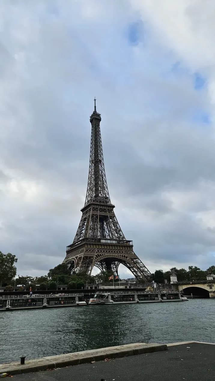 Tour Eiffel panorama in Paris